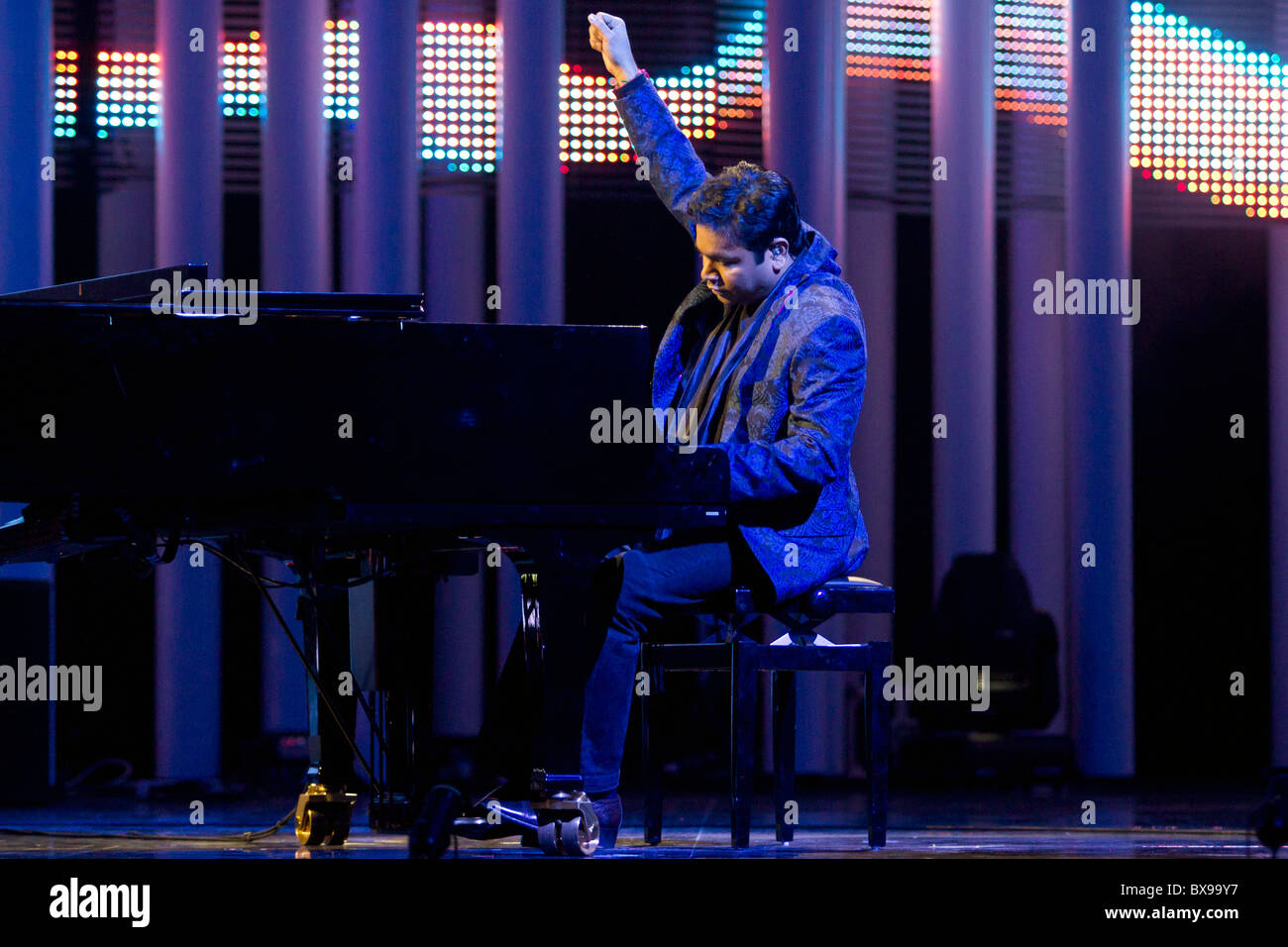 A.R. Rahman, a noté l'Indian film compositeur, producteur et musicien, joué au concert du Prix Nobel de la paix 2010, honorant Liu Xiaobo. Le spectacle a eu lieu à l'arène dans le centre-ville d'Oslo Spektrum le 11 décembre 2010. Liu Xiaobo a remporté le Prix Nobel 2010 de la paix pour son travail le champion de la démocratie et de la liberté d'expression dans son pays, la Chine. A.R. Rahman n'était qu'un des nombreux artistes au concert. D'autres ont inclus des Herbie Hancock, Florence et la machine, India Arie, Jamiroquai, Colbie Caillat, Robyn, et Gérald De Palmas. (Photo by Scott London) Banque D'Images