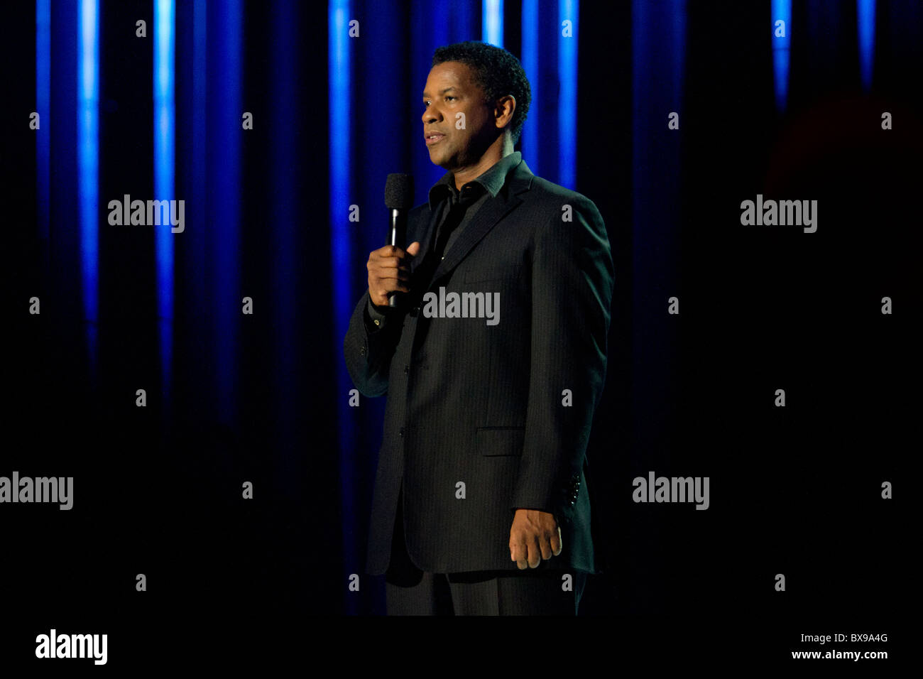 Denzel Washington a servi en tant que co-animateur avec Anne Hathaway du Prix Nobel de la paix 2010, un concert-hommage à l'émission télévisée le dissident chinois emprisonné Liu Xiaobo, lauréat du Prix Nobel de la paix 2010. (Photo by Scott London) Banque D'Images