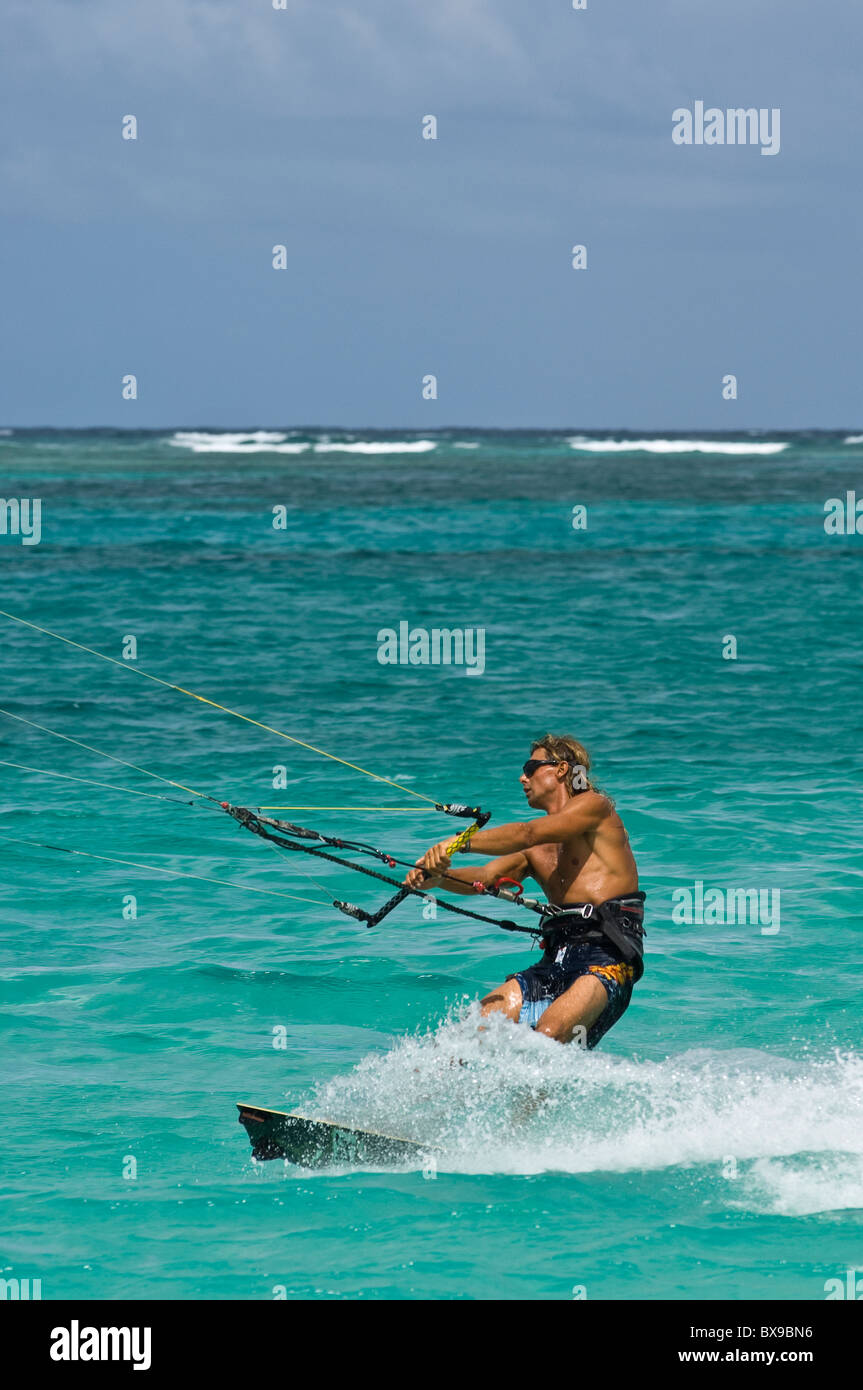 Kiteboarding kitesurf ou sur la plage d'Orient Bay St Martin St Maarten Banque D'Images