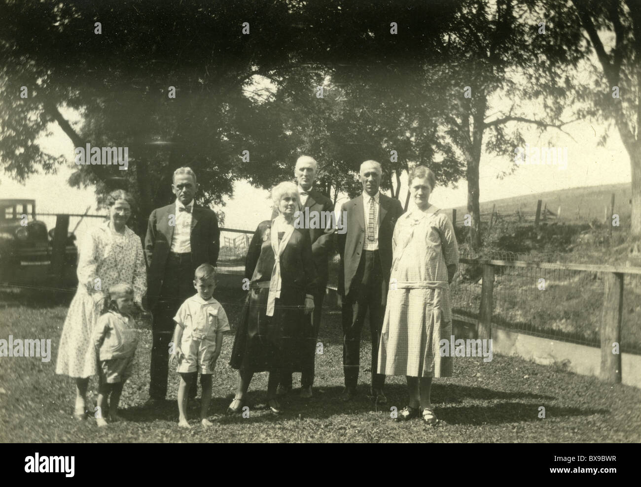 Famille pendant la dépression des années 1930 classe ouvrière car Ford modèle A Americana noir et blanc Banque D'Images