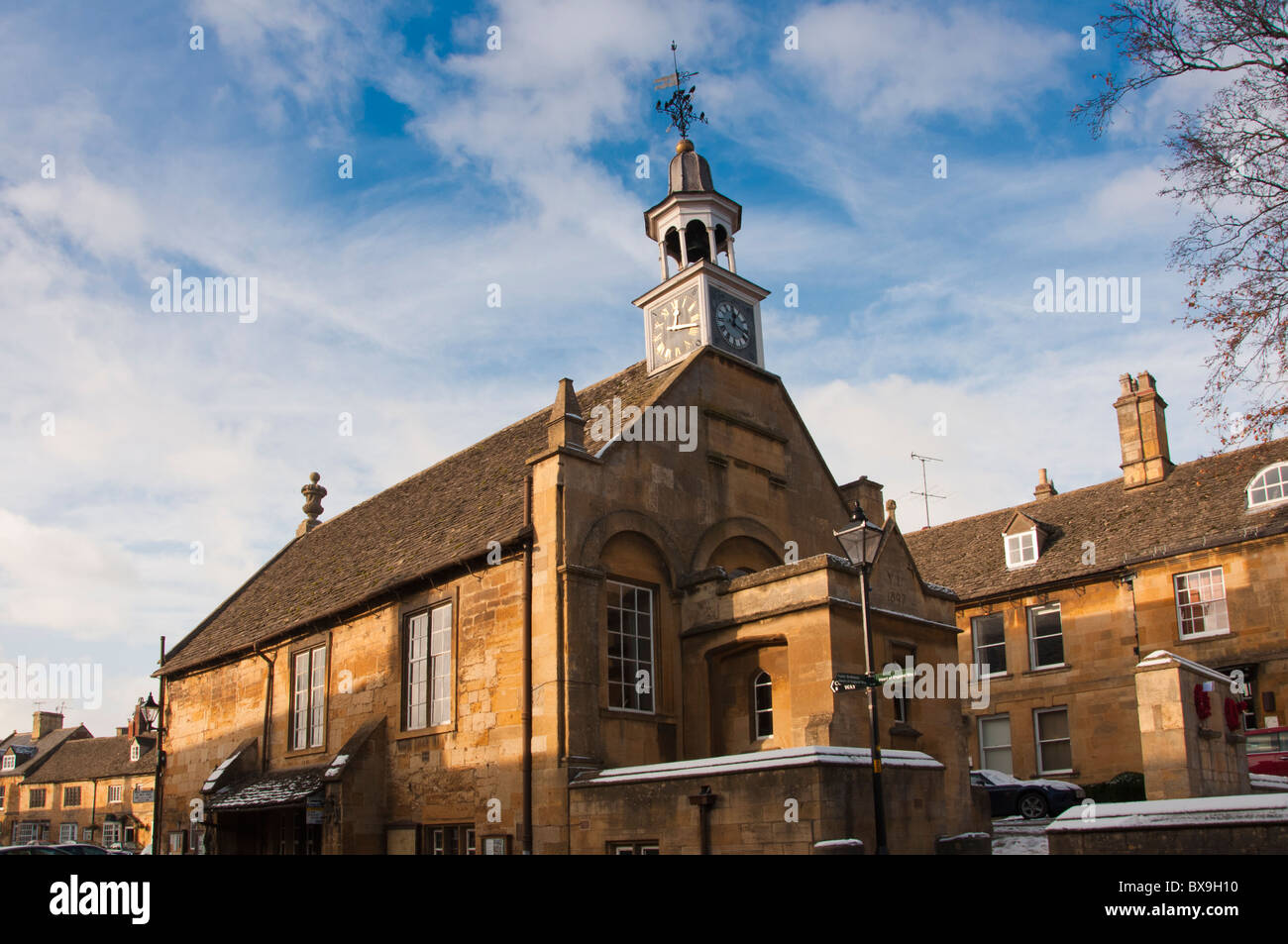 Tour de l'horloge, de la mairie, rue Haute, Chipping Campden, Cotswolds, Gloucestershire, Angleterre, Royaume-Uni. Banque D'Images