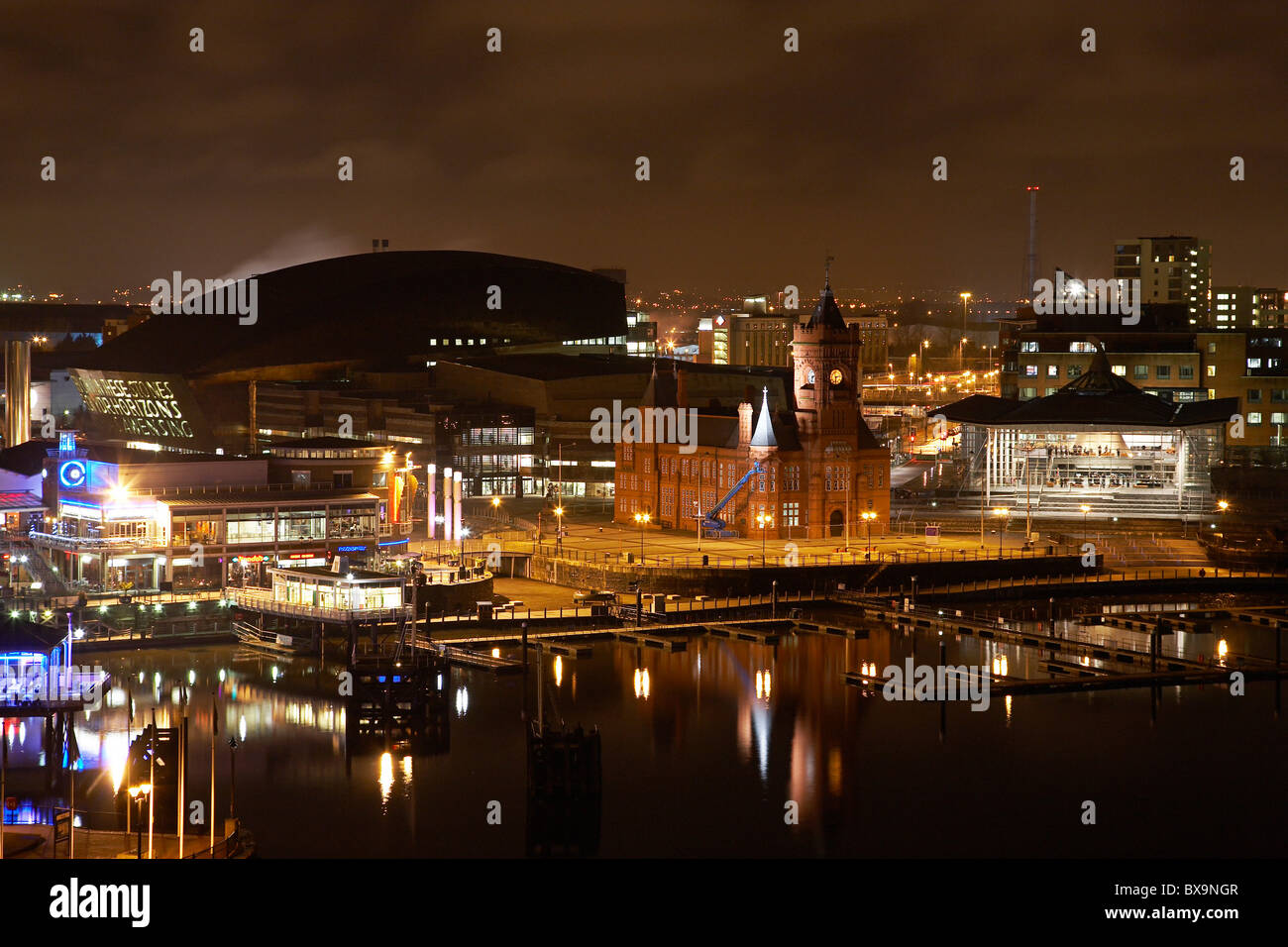 La baie de Cardiff au Pays de Galles du Sud nuit montrant les capacités et le Pierhead Welsh Assembly Building Banque D'Images
