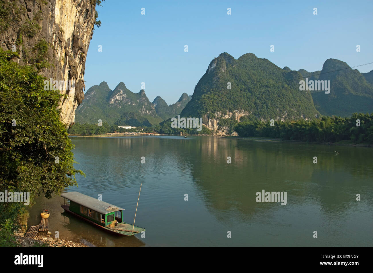 Rivière Li - bateau amarré sur les rives de la rivière Li en Xinping, Guangxi, Chine. Banque D'Images