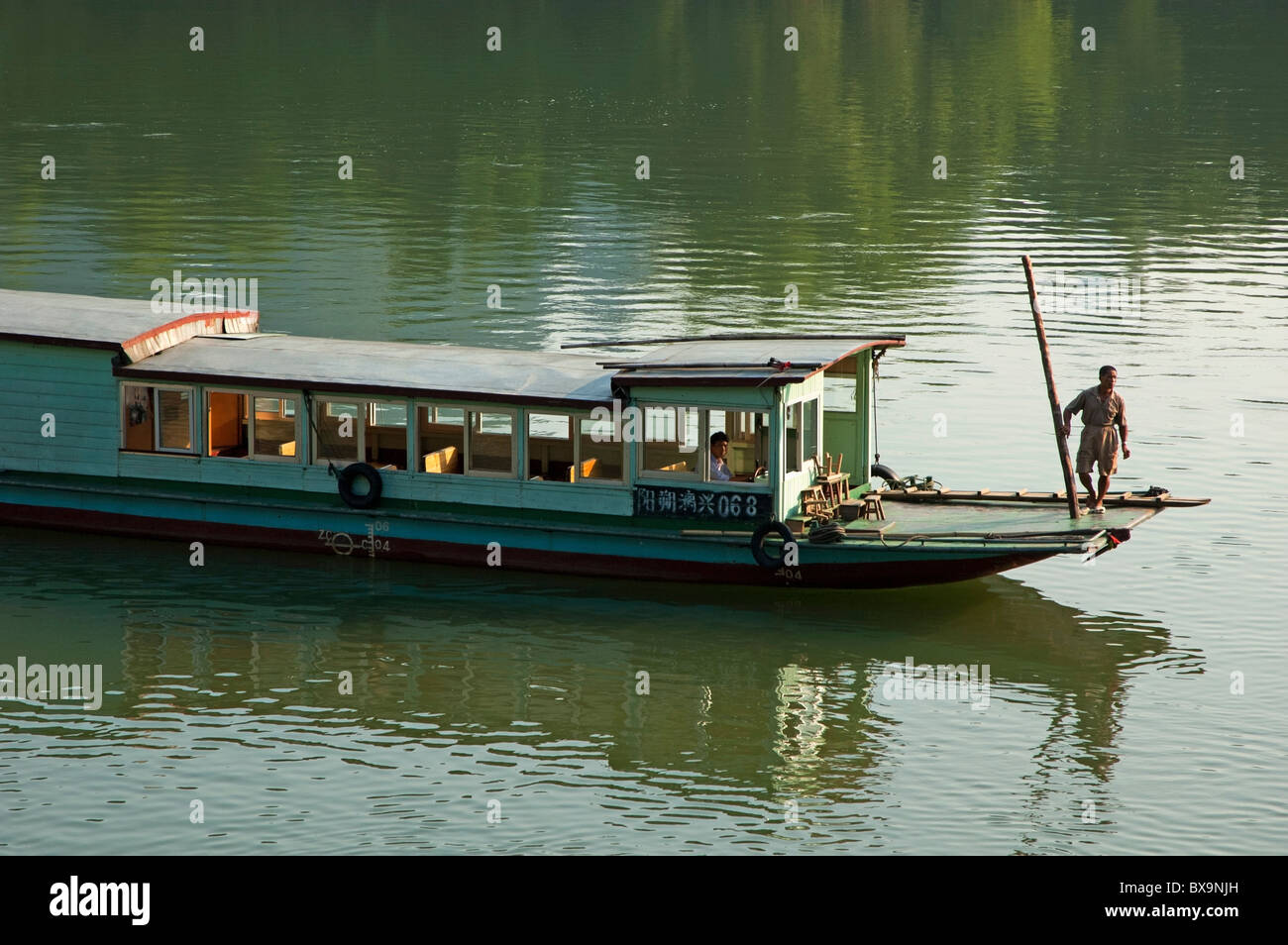 La navigation sur le fleuve en bateau touristique Li dans Xinping, Guangxi, Chine. Banque D'Images