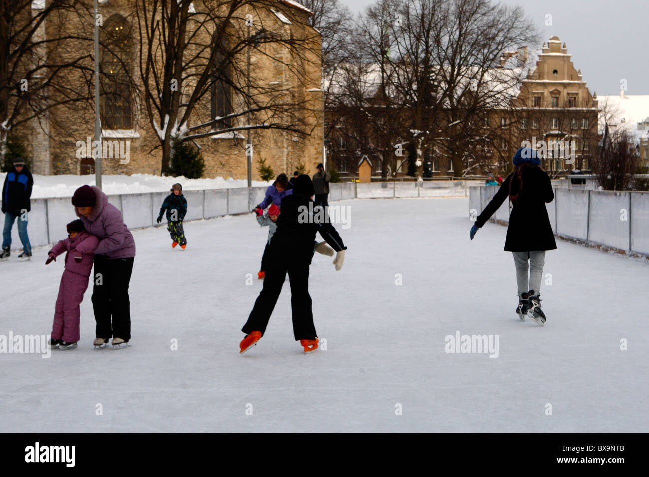 Patin à glace dans la vieille ville de Tallin. Noël à Tallin Estonie Banque D'Images