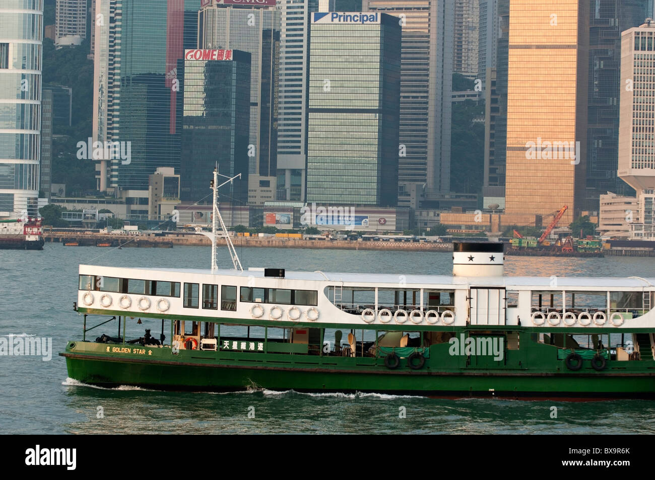 Traversée ferry Port Victoria le matin, avec les toits de Kowloon à l'arrière-plan, l'île de Hong Kong, Chine. Banque D'Images