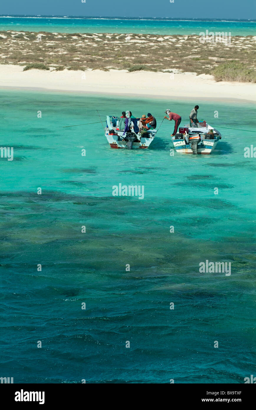 Les pêcheurs sur leurs bateaux dans la baie de Siyul Island, Mer Rouge, Egypte. Banque D'Images