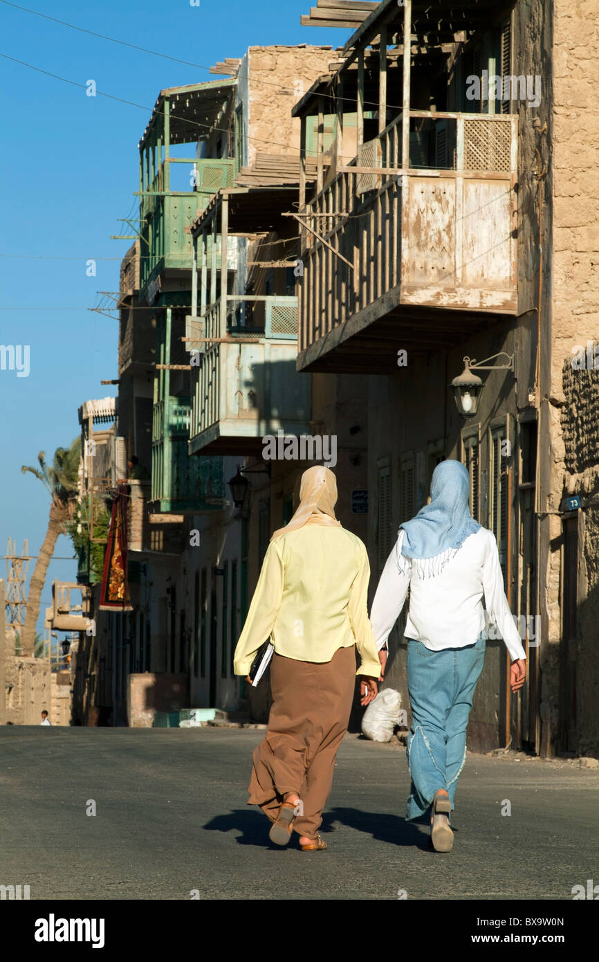 Deux jeunes femmes dans la rue portant le voile islamique traditionnel, Quoseir Village, Mer Rouge, Egypte. Banque D'Images