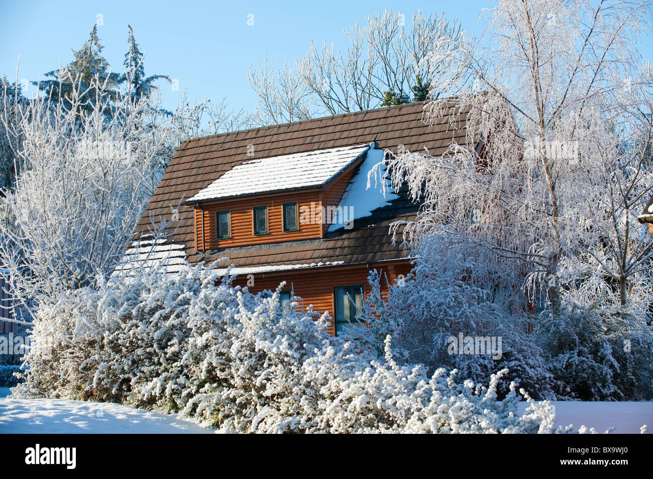 Une cabane en hiver sur une belle journée ensoleillée frosty Banque D'Images