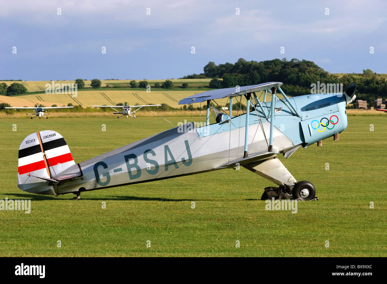 CASA-construit Tronçonneur biplan Jungmann sur la piste à l'Aérodrome de Duxford Banque D'Images