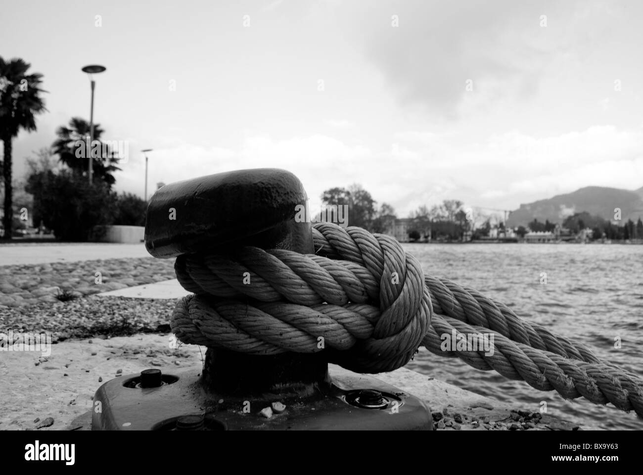 Crochet métallique pour l'amarrage des bateaux Banque D'Images
