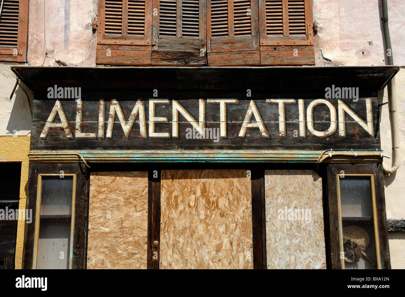 Boarded-Up Village fermé boutique, magasin général ou d'angle, Alimentation, Beauvezer, Alpes de Haute Provence, Provence, France Banque D'Images