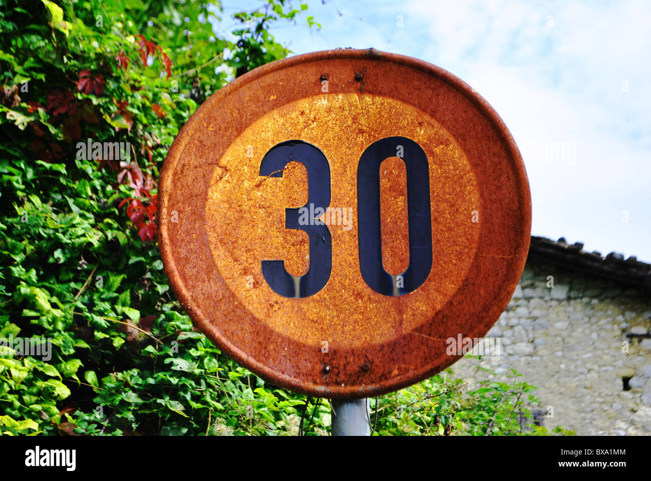 Signal de circulation limite de 30 km heures Banque D'Images