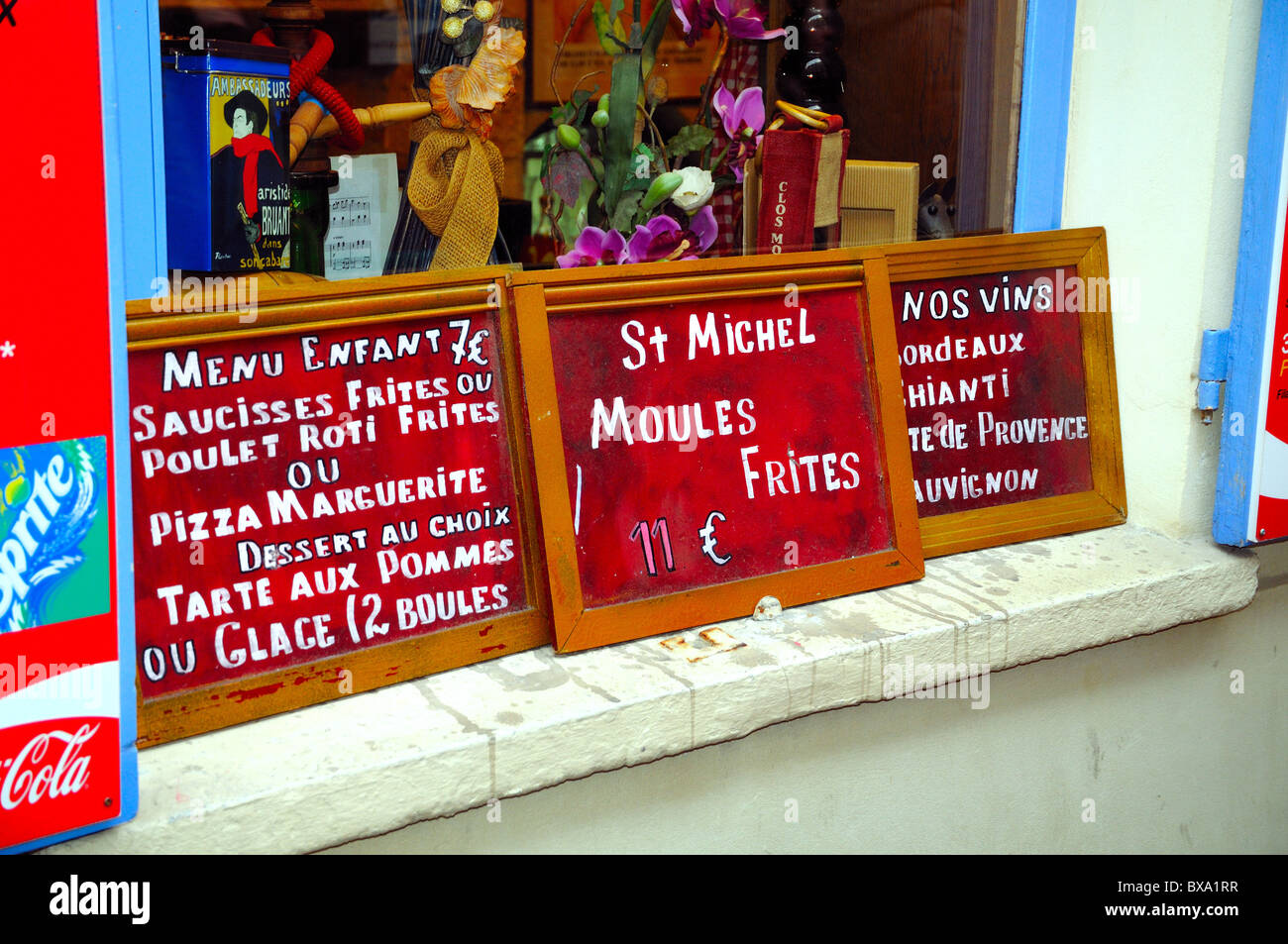 Menu français à l'extérieur du restaurant à Montmartre, Paris Banque D'Images