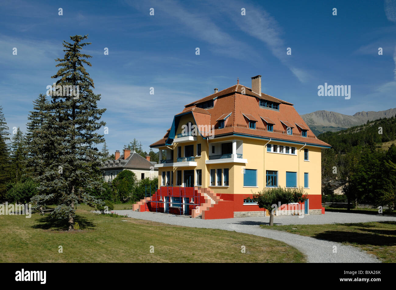 Maison et jardin 'Mexican', Maison Bleue ou Villa Bleue, un manoir Art déco construit en 1931, Barcelonnette, Alpes-de-haute-Provence, Provence, France Banque D'Images
