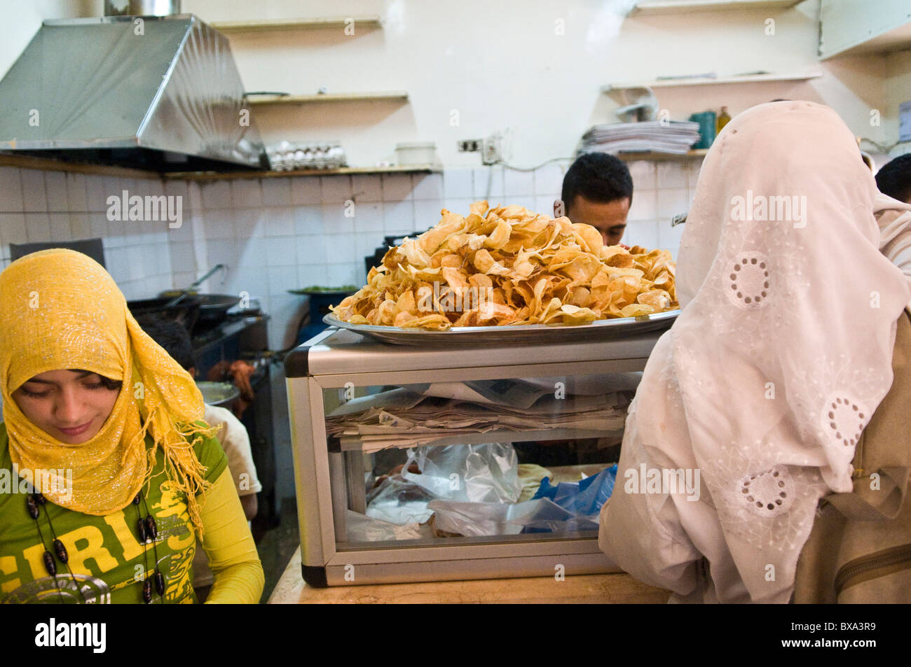 À l'intérieur de l'Taamia Falafel ( ) boutique. Banque D'Images