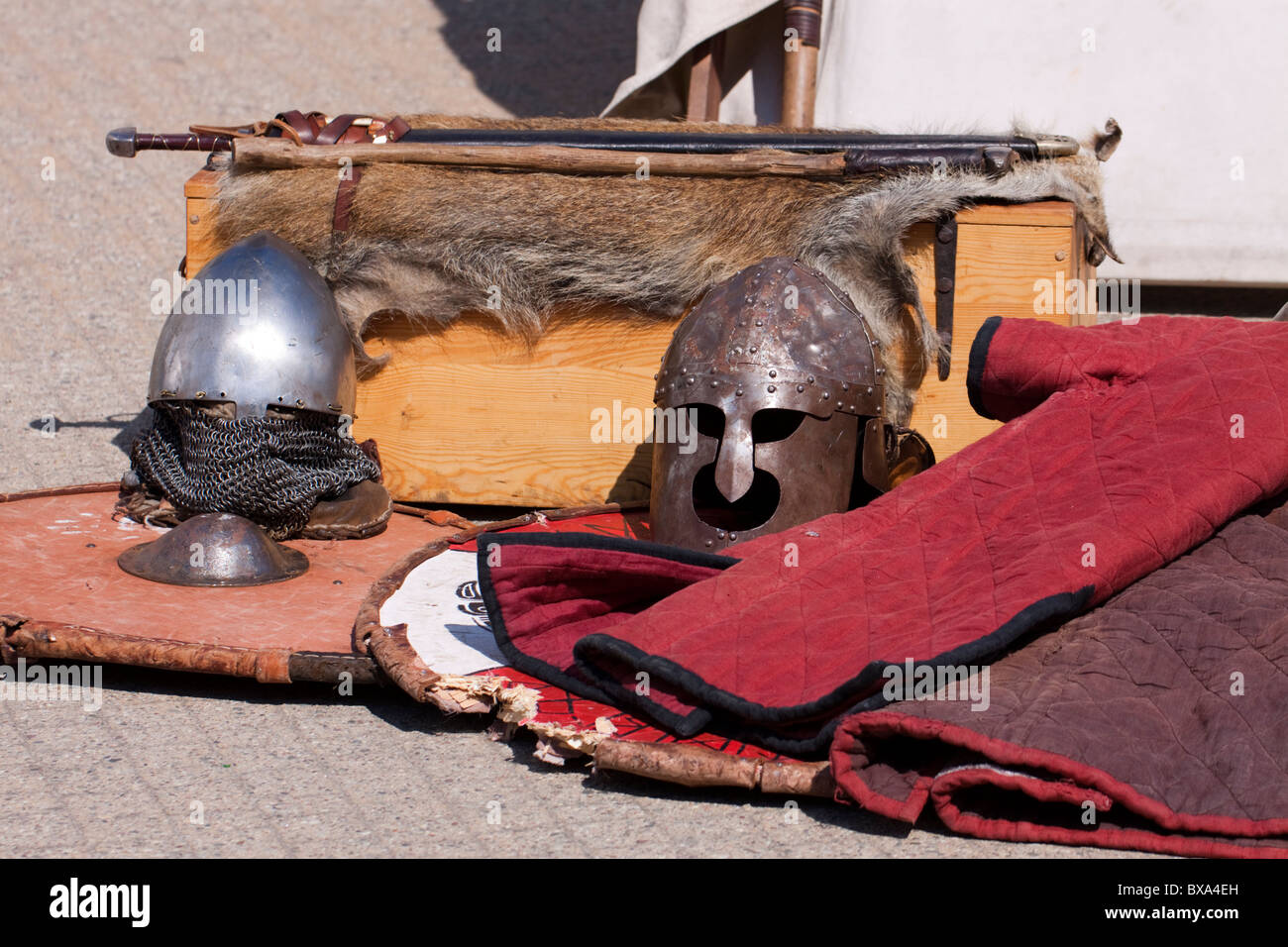 Slaves médiévale européenne épées, casques, boucliers et gambeson sur l'affichage Banque D'Images