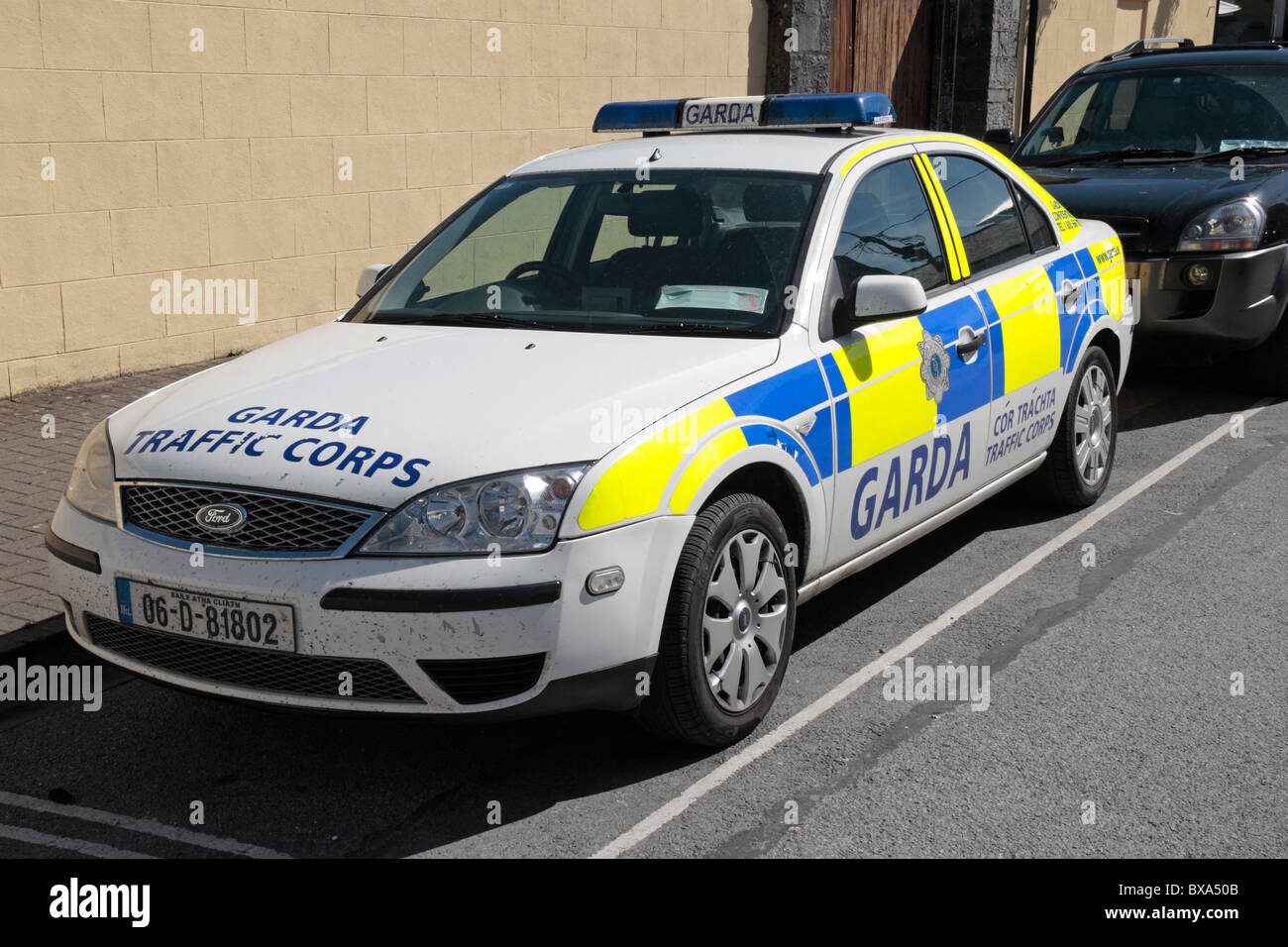 Un garde patrouille policière à l'extérieur de la Garda (Police) Gare de Cashel, Co. Tipperary Irlande (Eire), Banque D'Images