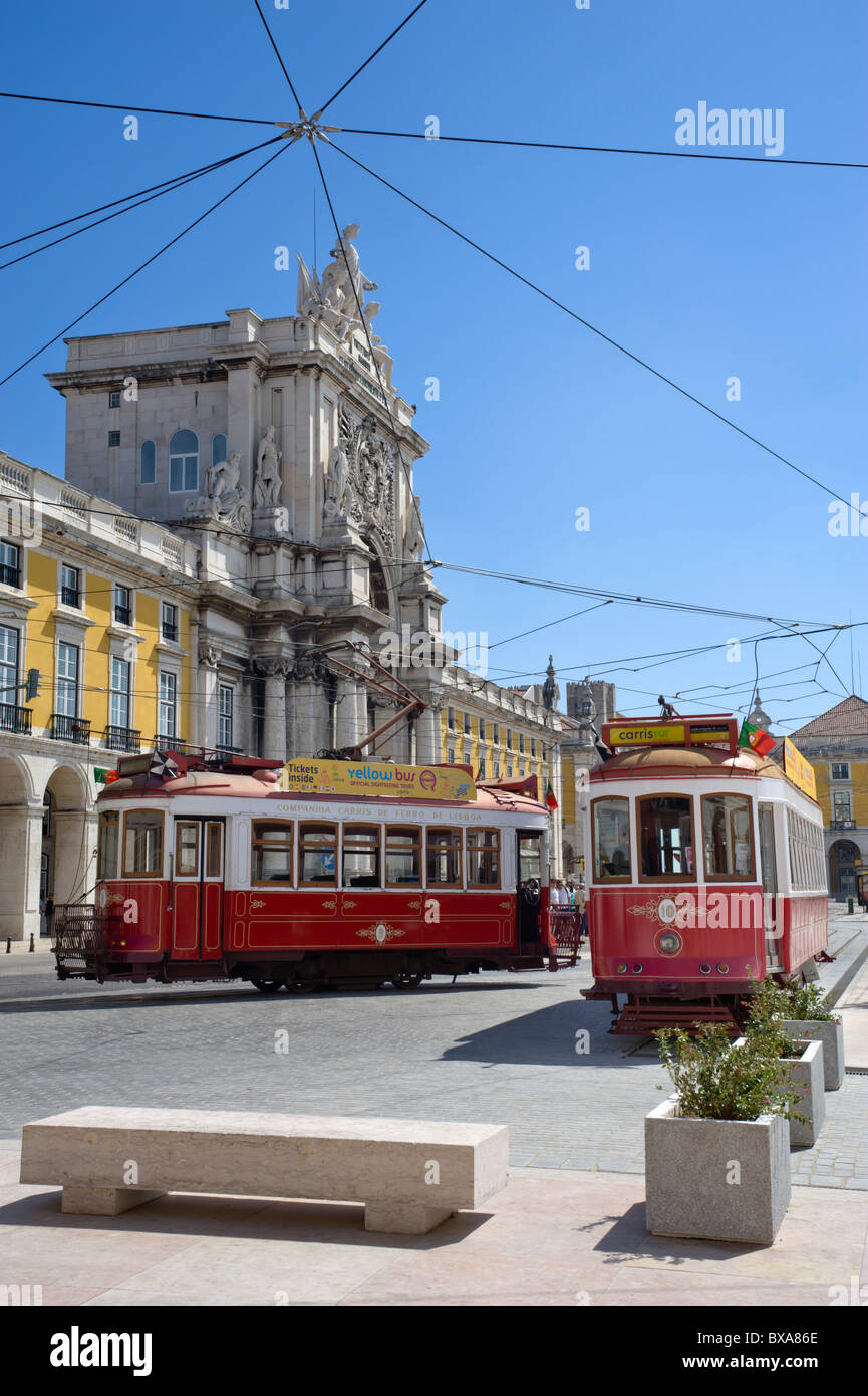 Portugal, Lisbonne, l'Arco de Triunfo de la Praca do Comercio (Terreiro do Paco) avec les tramways d'excursions touristiques Banque D'Images