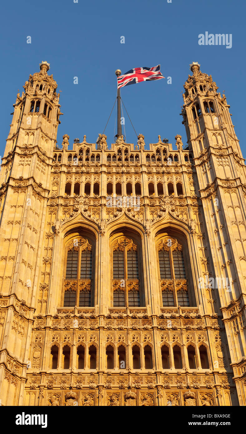 La Tour Victoria vers les Maisons du Parlement à Westminster avec l'Union européenne Drapeau, London, UK Banque D'Images