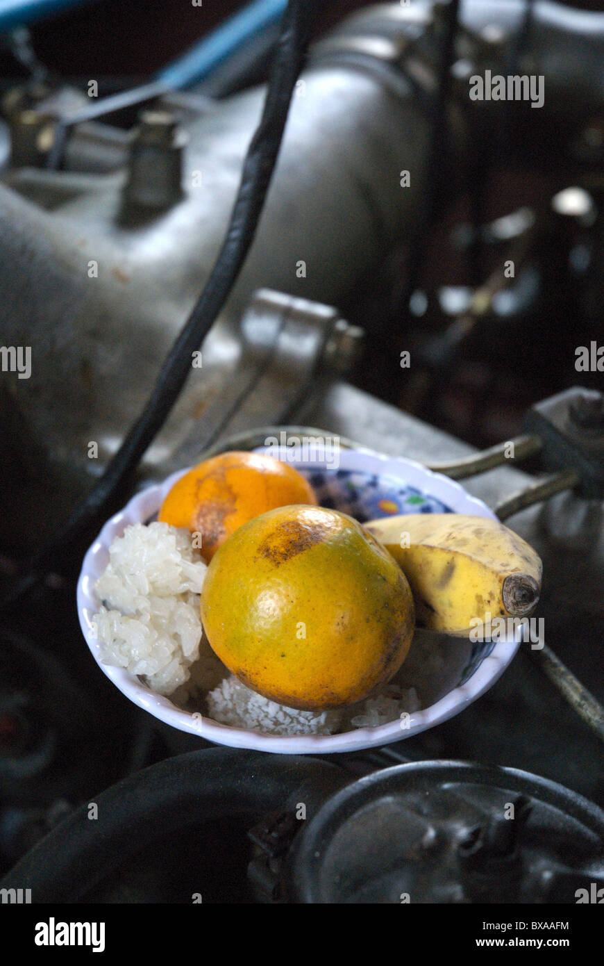 Pour honorer les sacrifices de Bouddha dans un moteur marin au Laos Banque D'Images