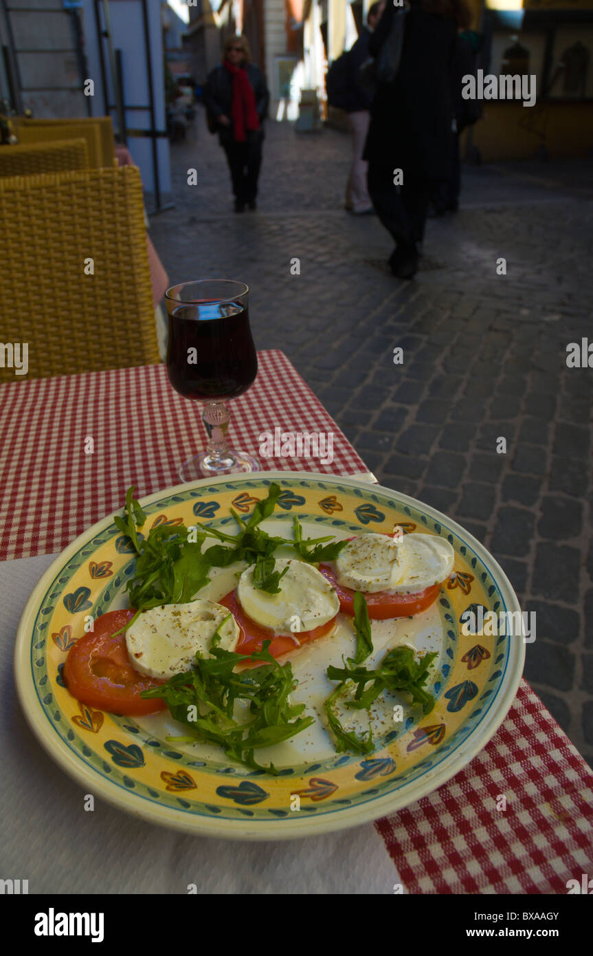 L'Insalata Caprese salade de Capri et d'un verre de vin sur la terrasse du restaurant centro storio Rome Italie Europe Banque D'Images
