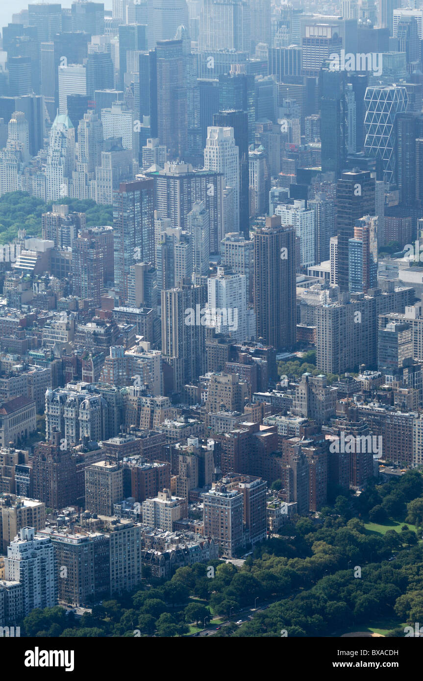 Vue aérienne de Midtown West pendant un été chaud en journée polluée, Manhattan, New York City, USA Banque D'Images