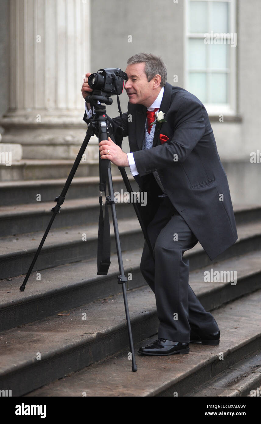 Photographe professionnel de mariage avec l'appareil photo et le trépied AU MARIAGE BRITANNIQUE UK Banque D'Images