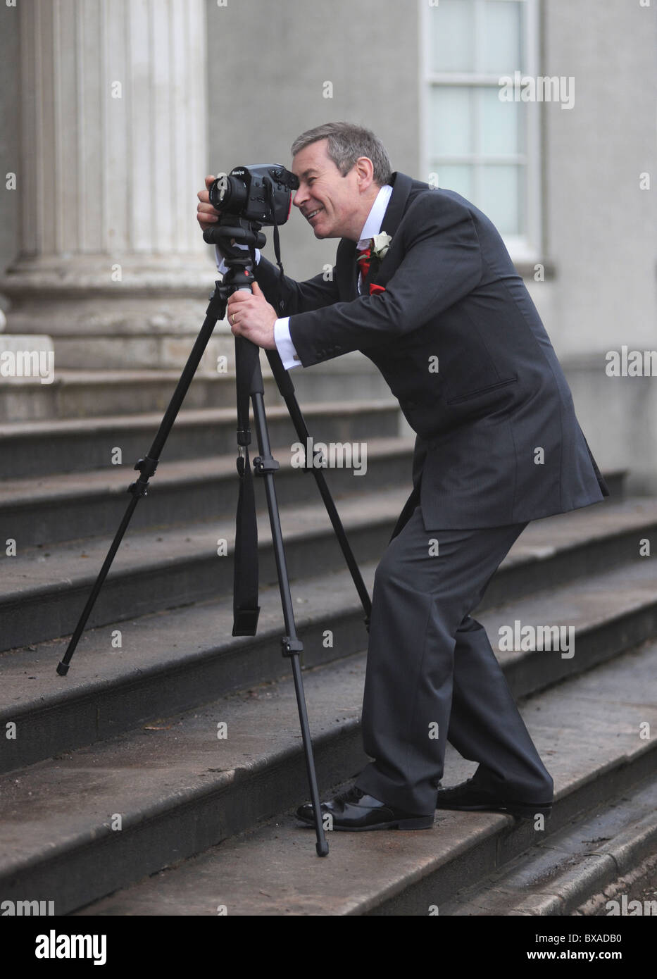 Photographe professionnel de mariage avec l'appareil photo et le trépied AU MARIAGE BRITANNIQUE UK Banque D'Images