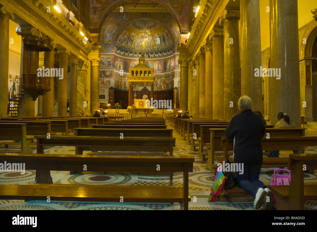 Les gens iinside église Santa Maria in Trastevere Rome Italie Europe Trastereve Banque D'Images