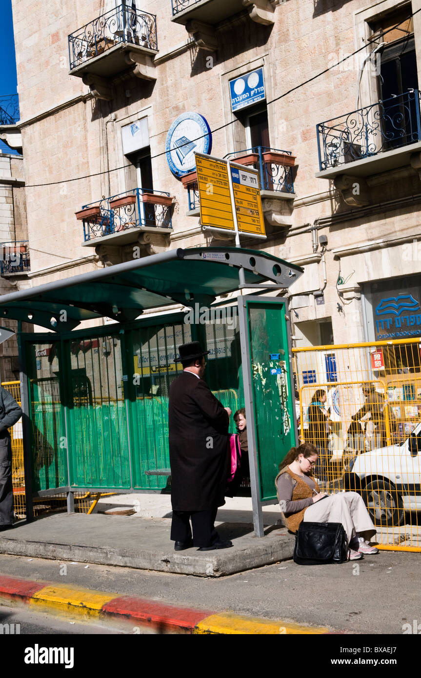 Un homme juif orthodoxe en attente d'un arrêt de bus Egged sur Jaffa Street dans le centre-ville de Jérusalem. Banque D'Images