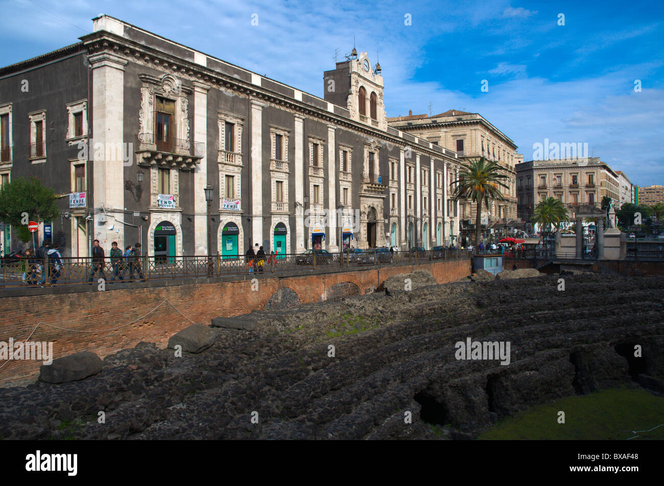 La Piazza Stesicoro avec ruines de l'amphithéâtre romain Catane Sicile Italie Europe Banque D'Images