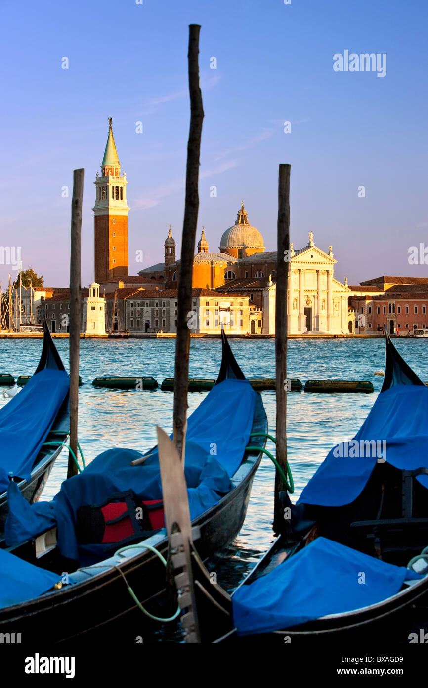 En attendant les gondoles et San Giorgio Maggiore dans le coucher du soleil la lumière, Venise Vénétie Italie Banque D'Images