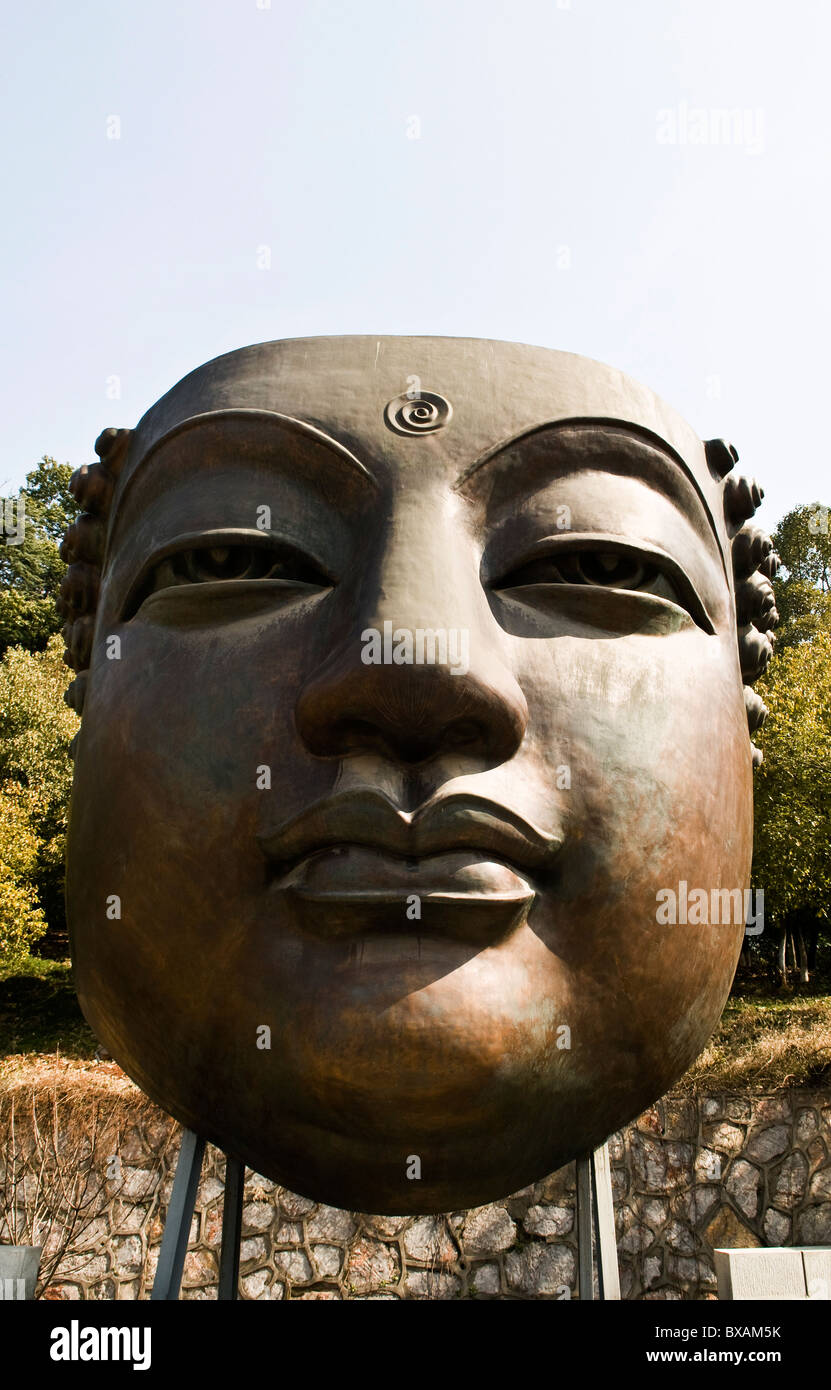 Une belle sculpture en bronze du Bouddha dans la nouvelle zone de divertissement et d'art 1865 à Nanjing, Chine. Banque D'Images