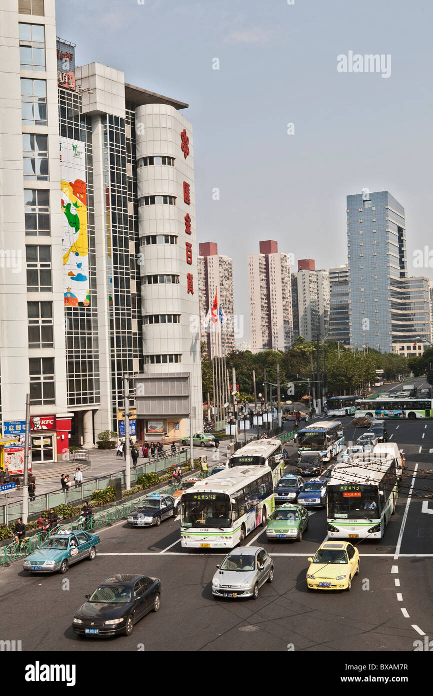 Voir la circulation en ville, zhaojiabang Road, Shanghai, Chine Banque D'Images