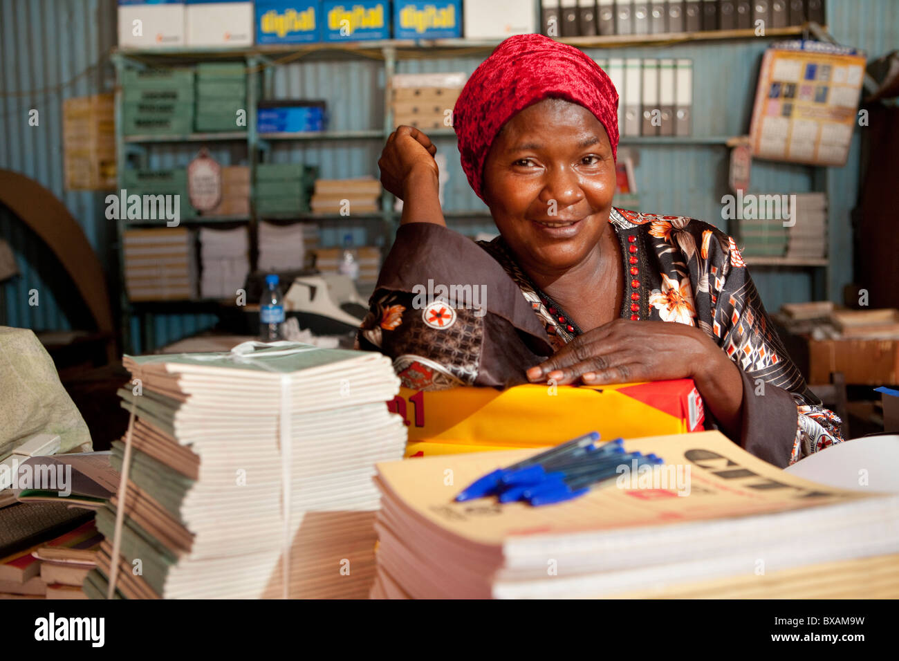 Mme Zula Lubonga à son magasin stationnaire à Iganga, est de l'Ouganda, l'Afrique de l'Est. Banque D'Images