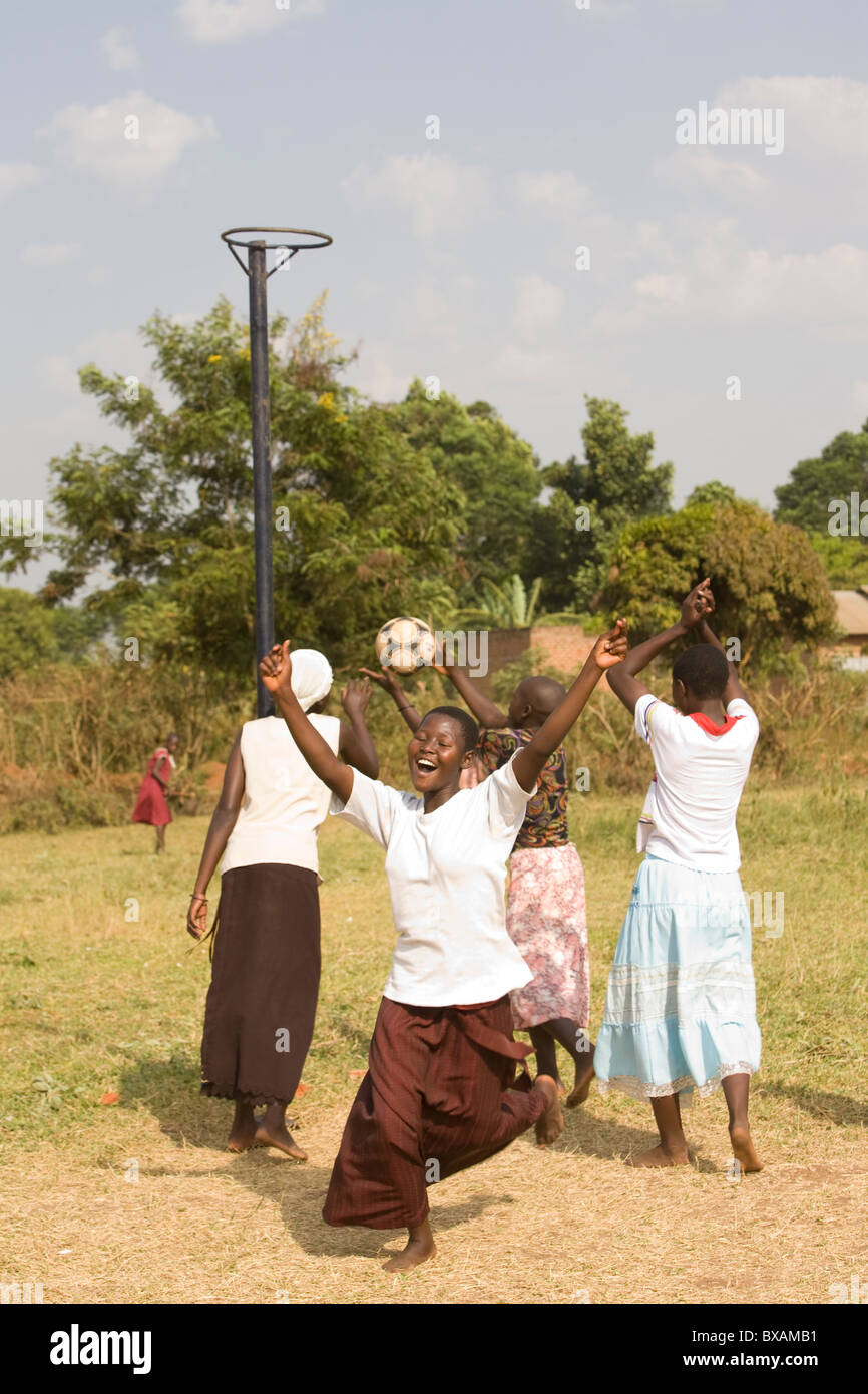 Adolescentes jouer netball en Bugabwe, village du district de Iganga, est de l'Ouganda, l'Afrique de l'Est. Banque D'Images