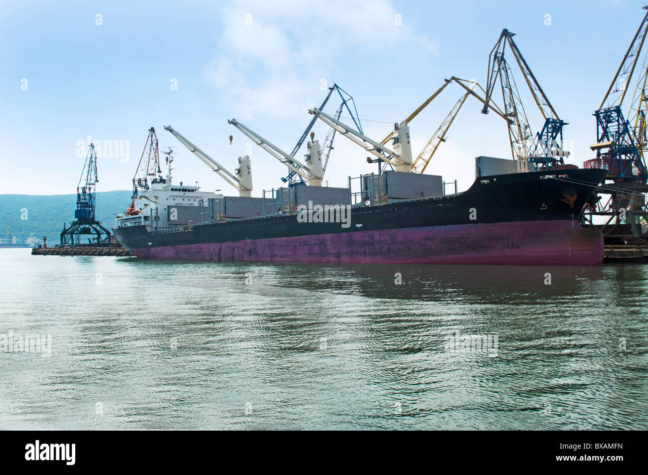 Navire au port de chargement en cales non charbon Banque D'Images