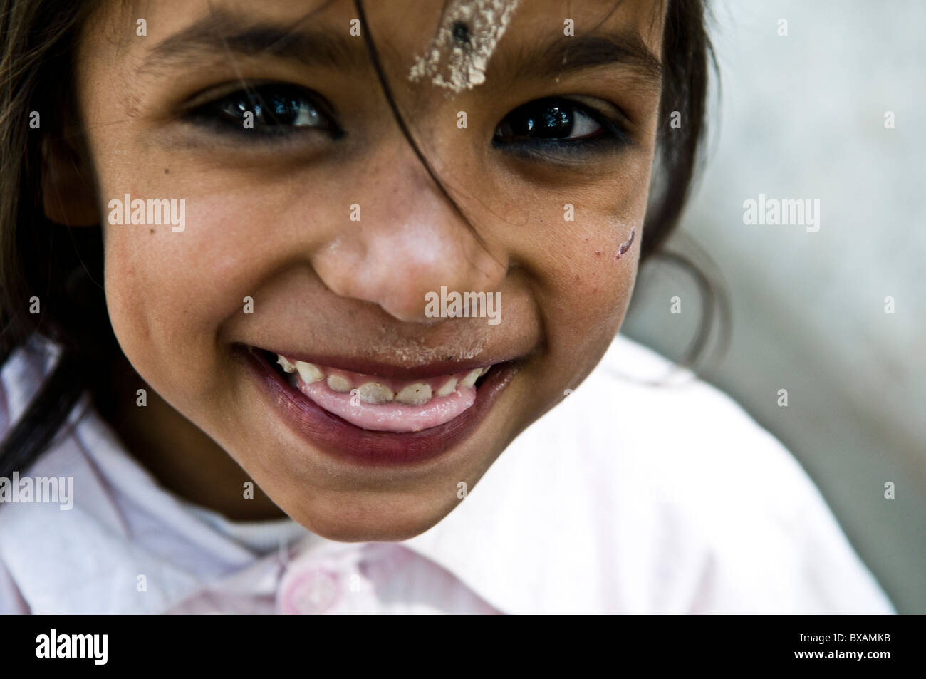 Un sourire magnifique ! Portrait d'une fille népalaise Photo Stock - Alamy