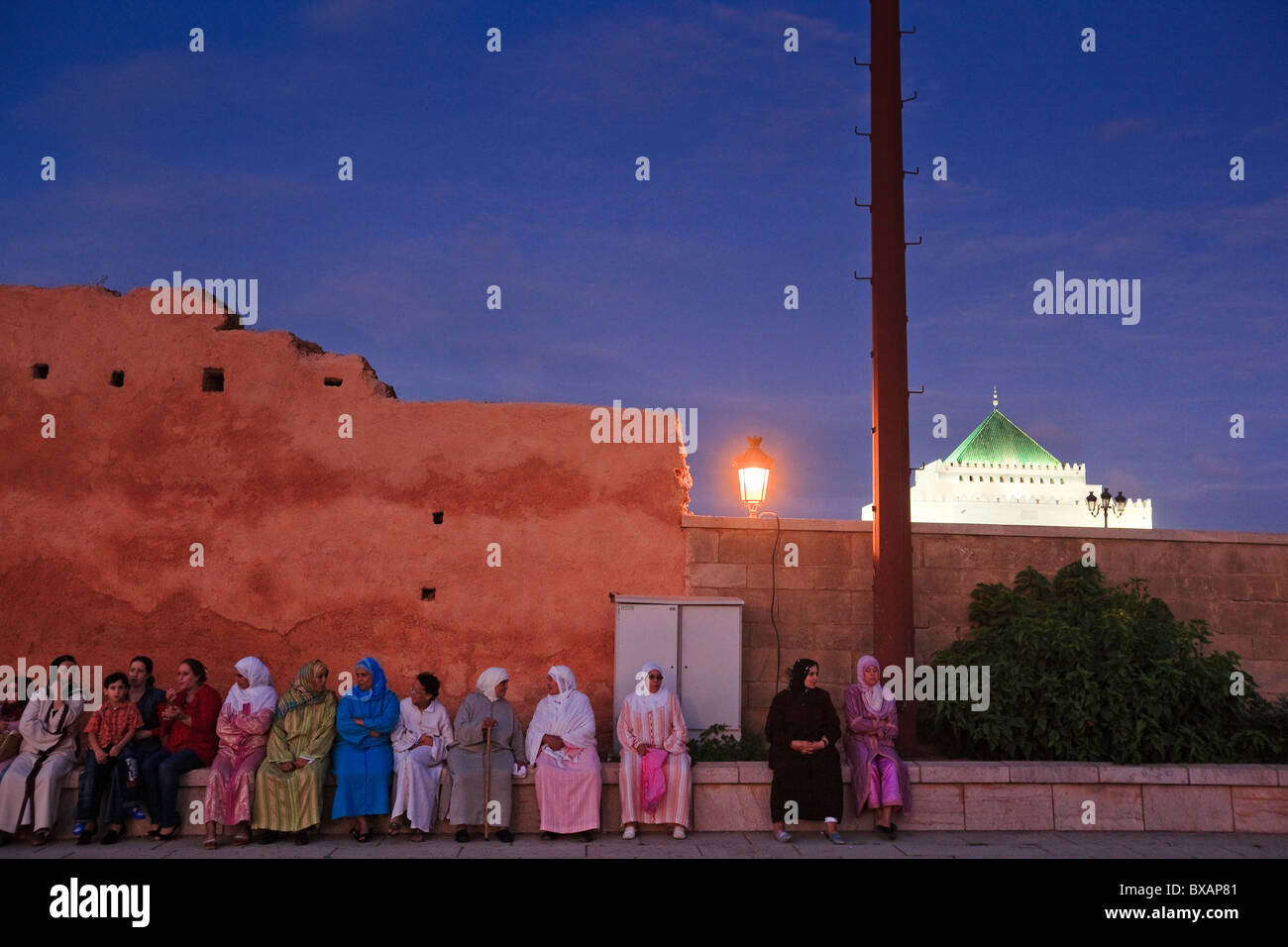 Les femmes à l'extérieur du Maroc Mausolée de Mohammed V à Rabat Banque D'Images