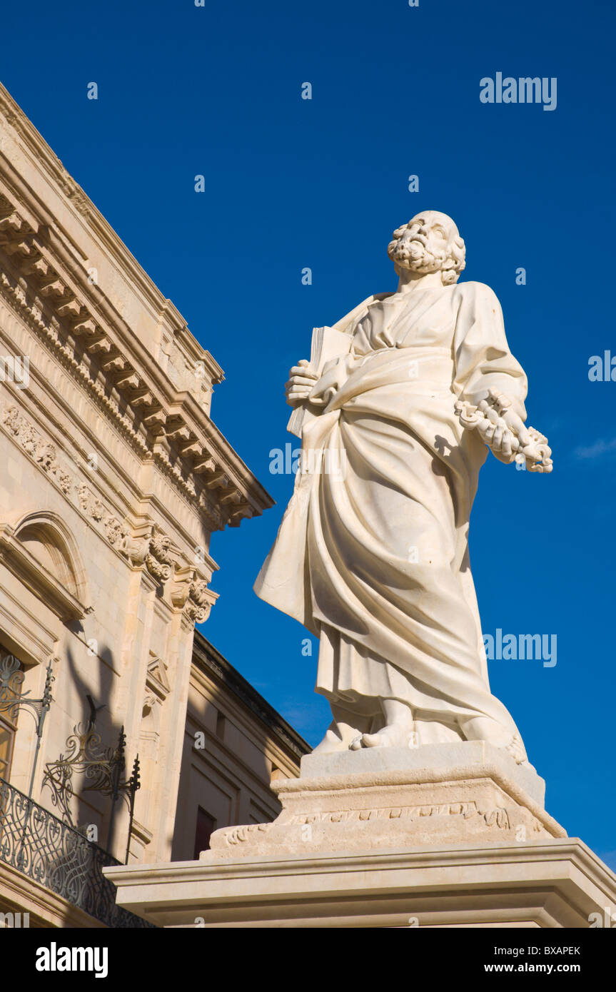 Statue devant la cathédrale de la Piazza Duomo, la place de la cathédrale de l'île Ortigia Syracuse vieille ville Sicile Italie Europe Banque D'Images