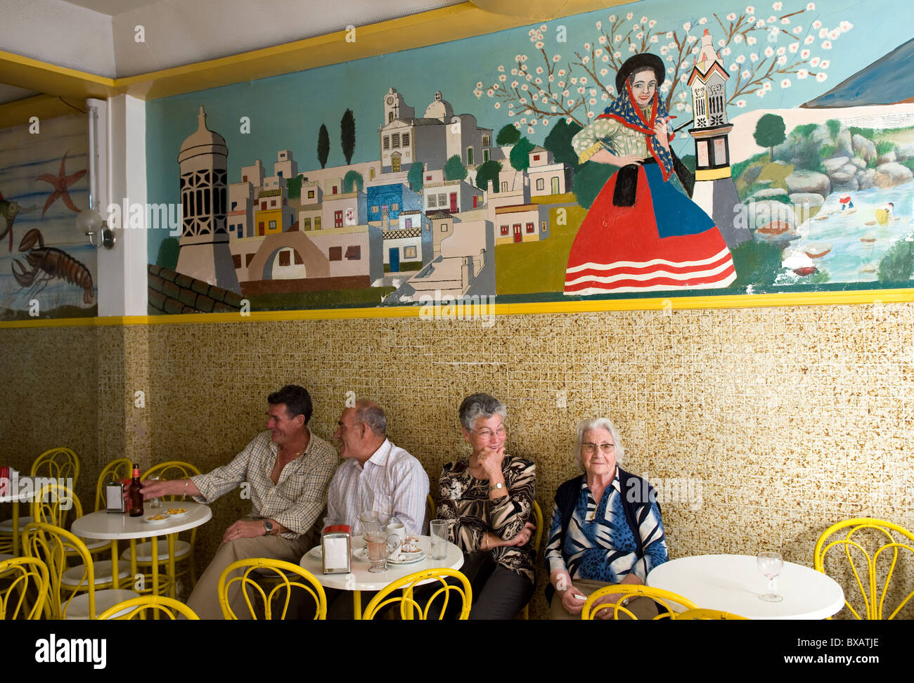 Le portugais assis dans un café, Fuseta, Portugal Banque D'Images