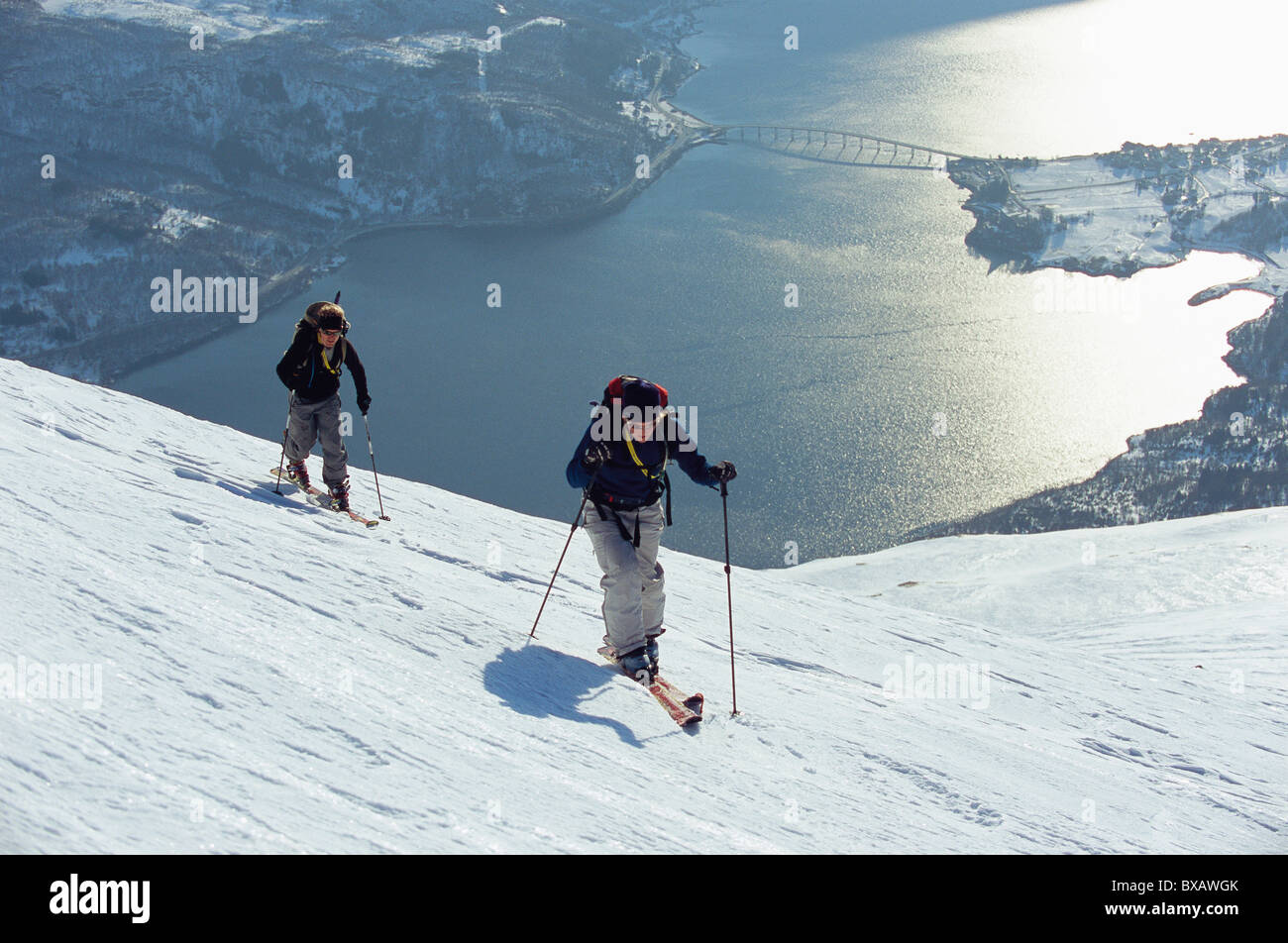 Deux personnes telemark à paysage d'hiver, le lac Mjosa en arrière-plan Banque D'Images