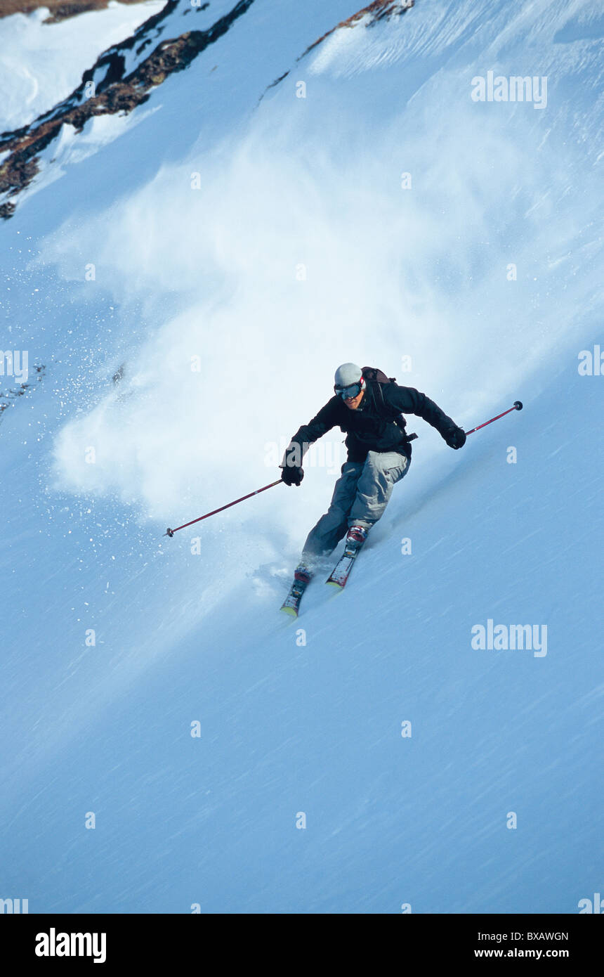 Homme Ski télémark sur forte pente de montagne Banque D'Images
