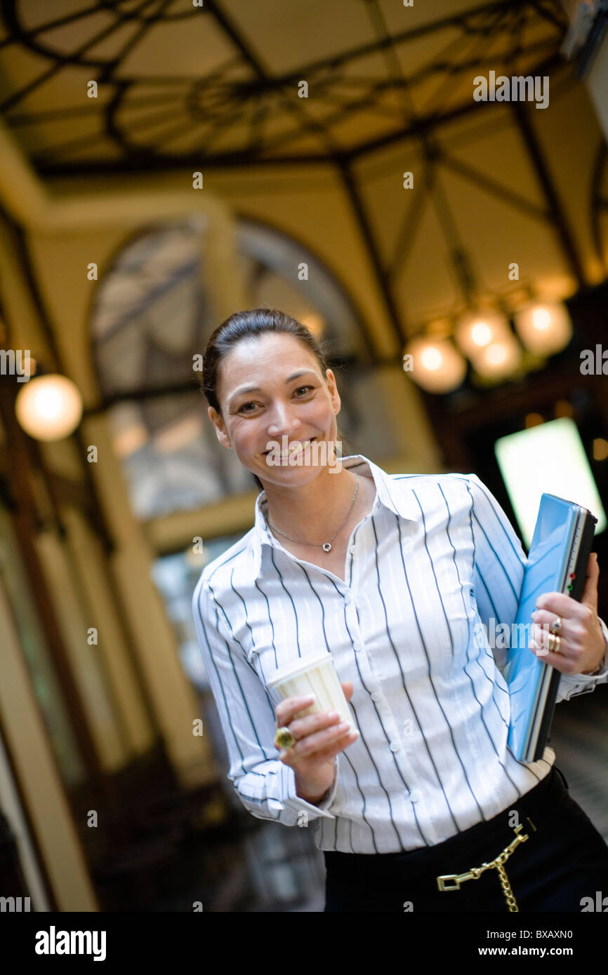 Portrait of mature businesswoman holding café à emporter dans une main, et dans un autre fichier Banque D'Images