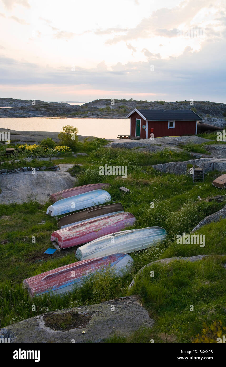 Rangée de vieux bateaux lying on grass Banque D'Images