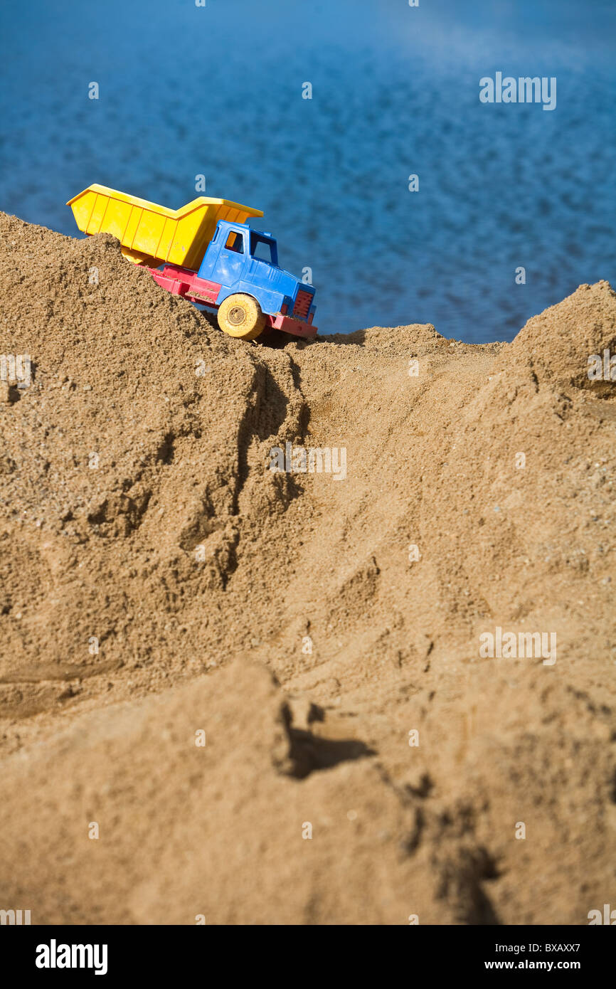 Camion jouet au-dessus de tas de sable Banque D'Images