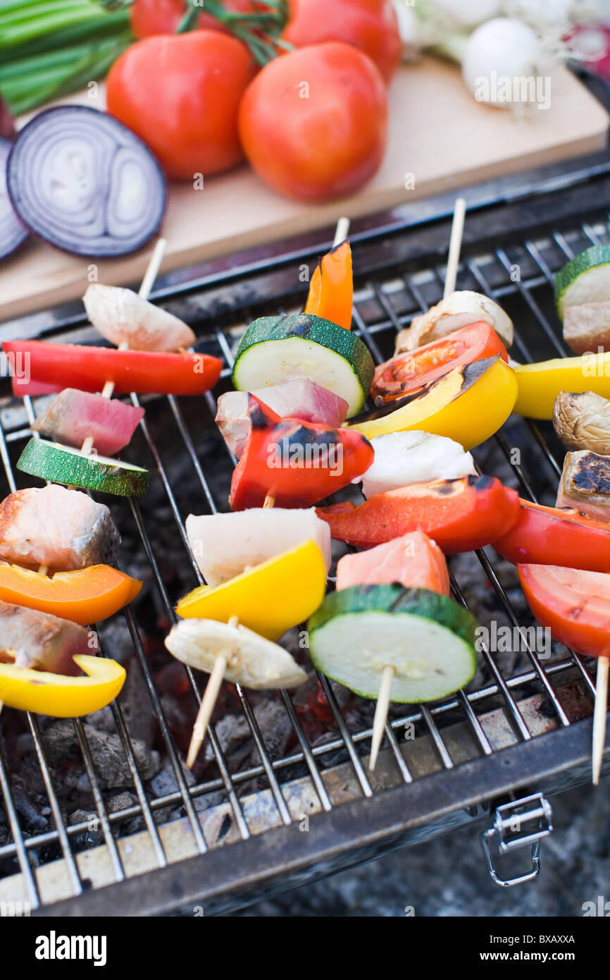 Brochettes de légumes sur la grille du barbecue Banque D'Images