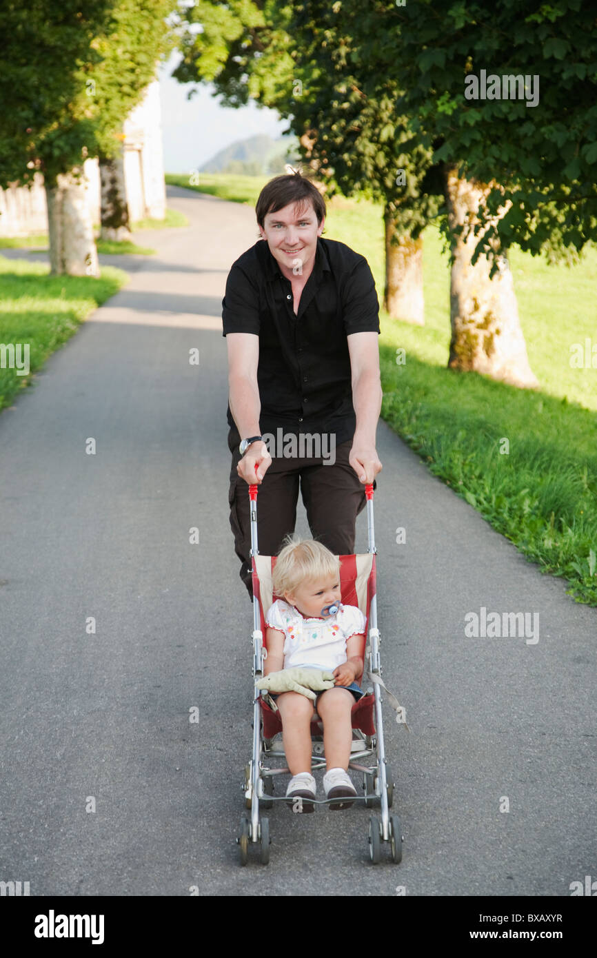 Père fille comptable en poussette au parc Banque D'Images