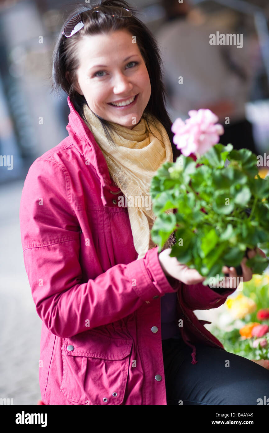 Portrait of young woman holding bunch of flowers Banque D'Images
